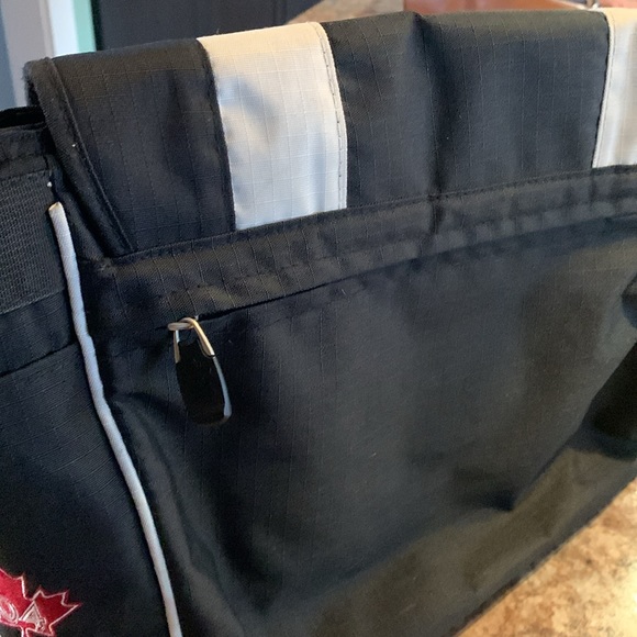 Messenger Roots bag with cross body shoulder strap - Picture 6 of 11